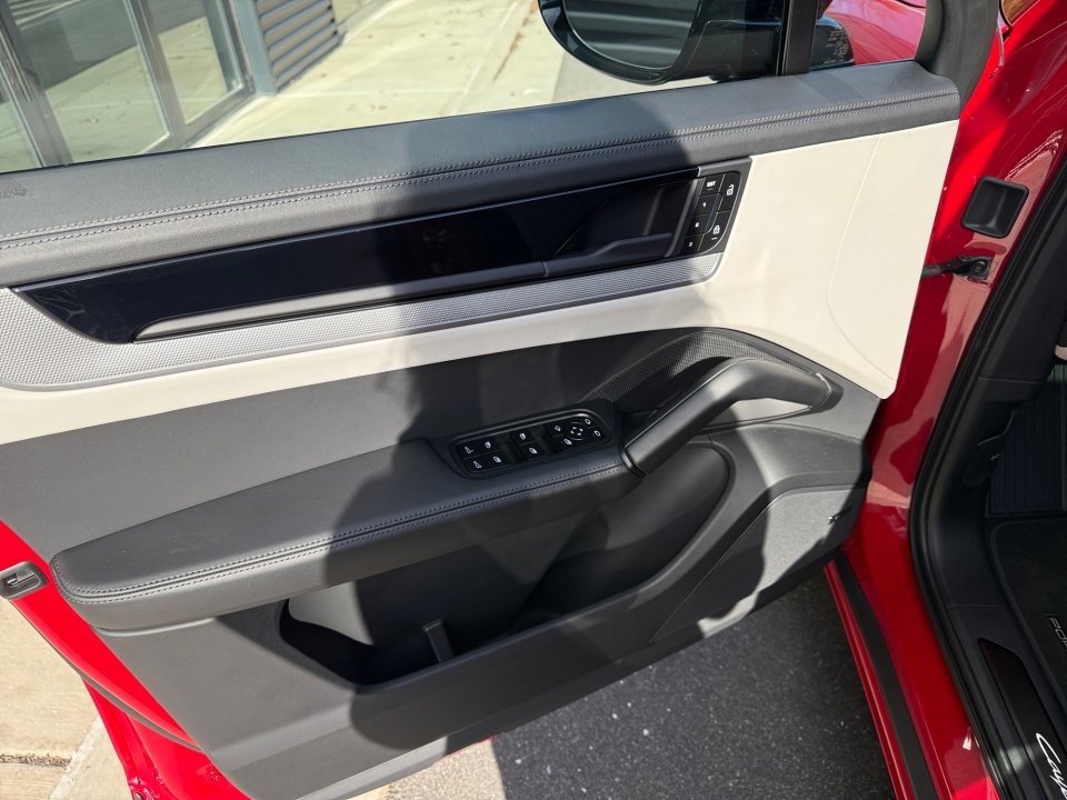 Certified 2025 Porsche Cayenne Coupe image 21