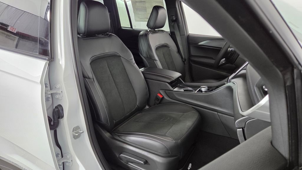 New 2025 Jeep Grand Cherokee Altitude image 35