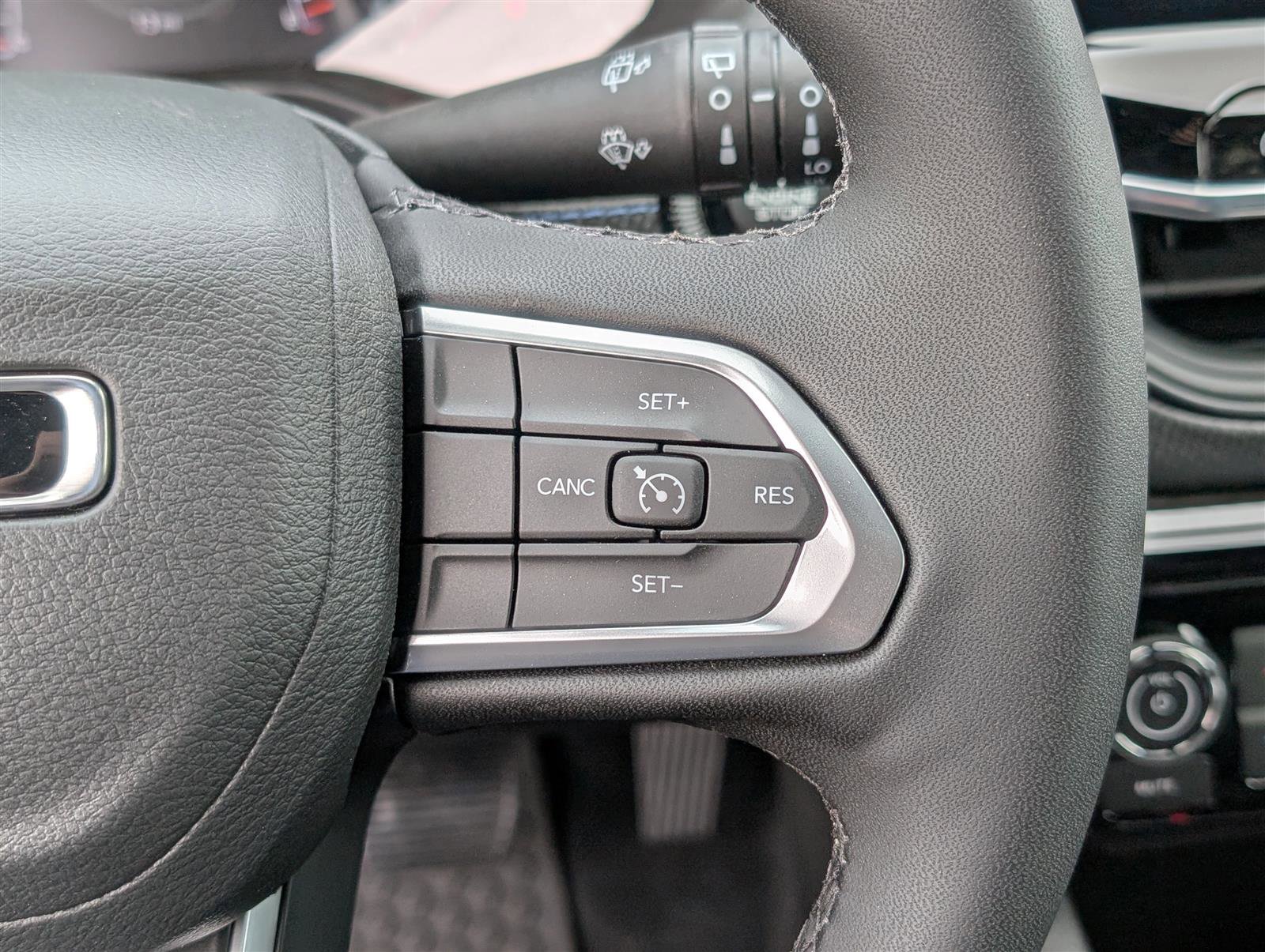 New 2025 Jeep Compass Latitude w/ Sun & Sound Group AWD/4WD image 19