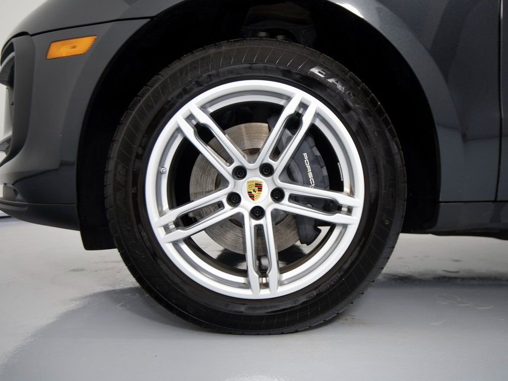 Certified 2025 Porsche Macan image 14