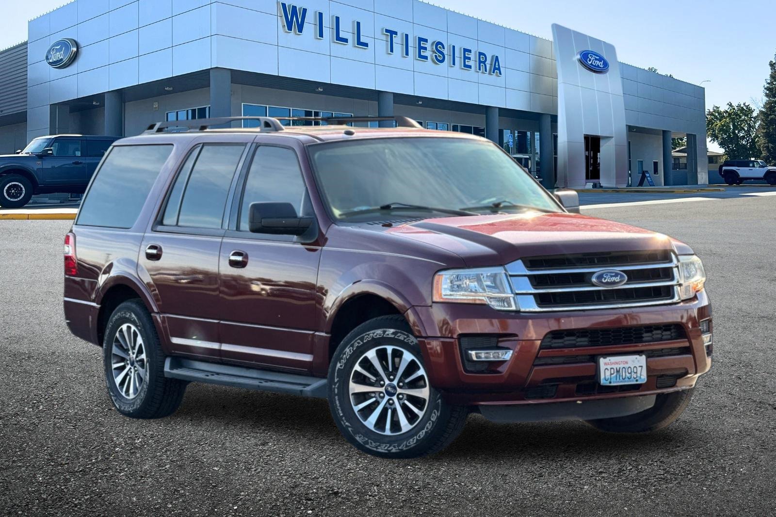 Used 2016 Ford Expedition XLT image 2