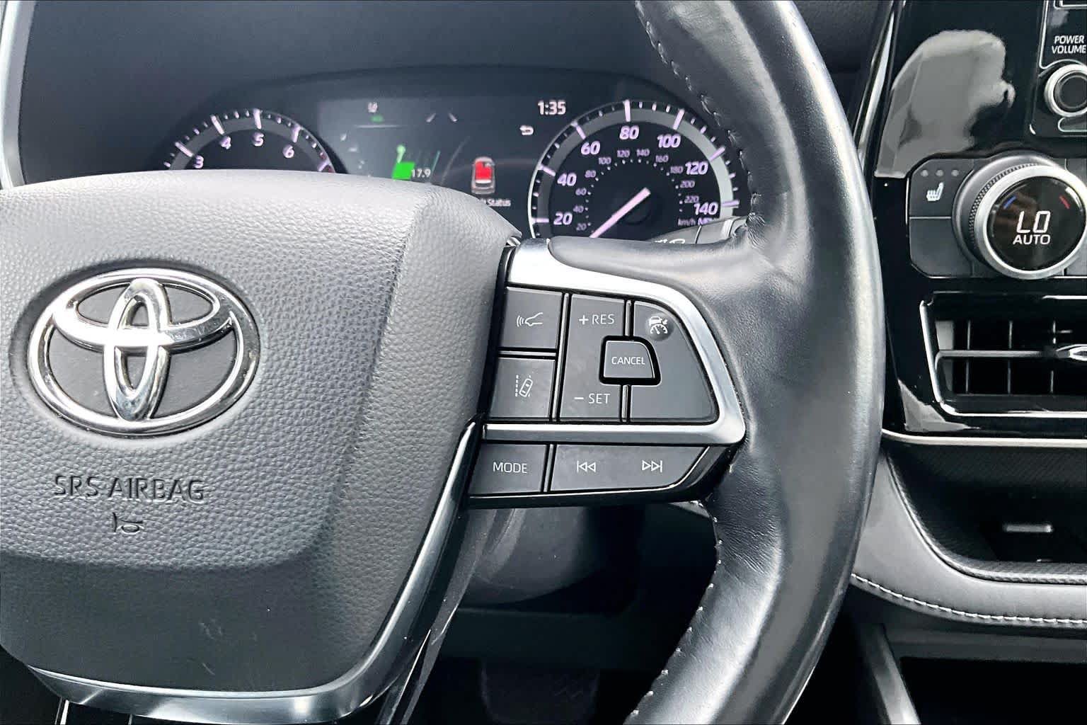 Used 2021 Toyota Highlander XLE AWD/4WD image 25