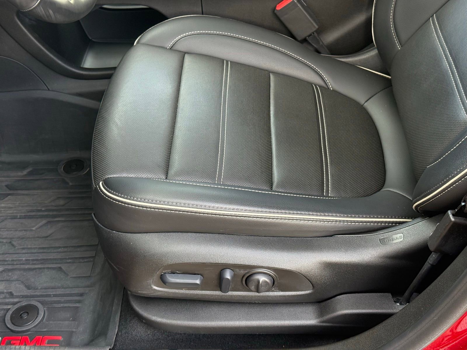 Used 2023 GMC Acadia Denali image 2