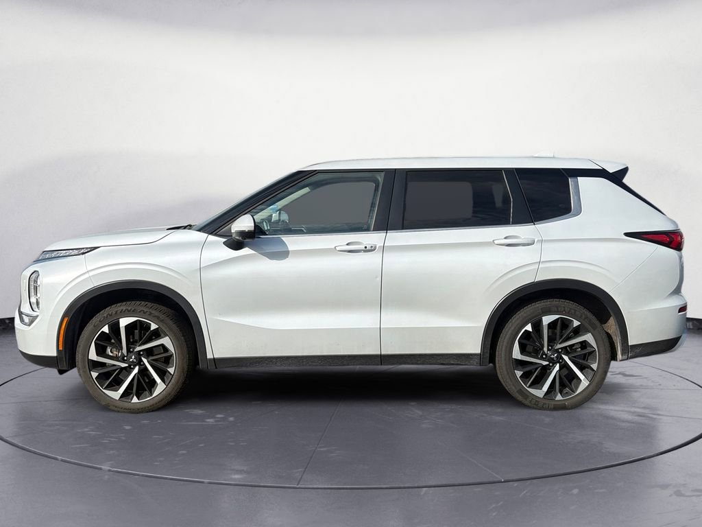 Used 2024 Mitsubishi Outlander SE image 2
