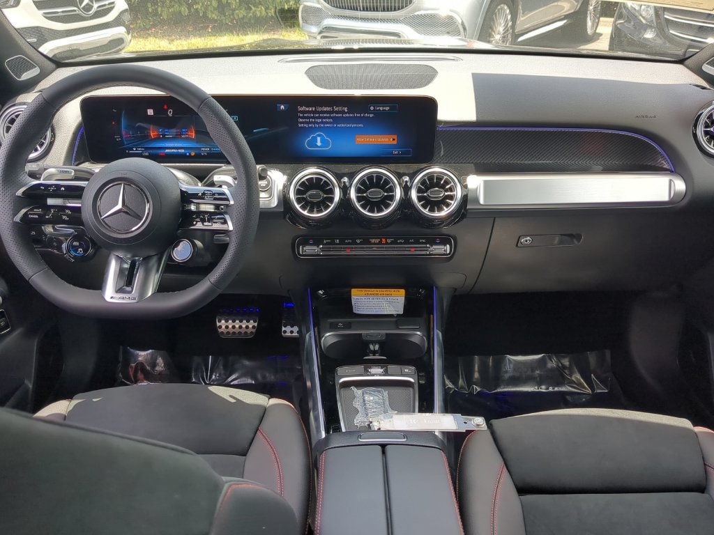 Used 2024 Mercedes-Benz GLB 35 AMG 4MATIC image 2