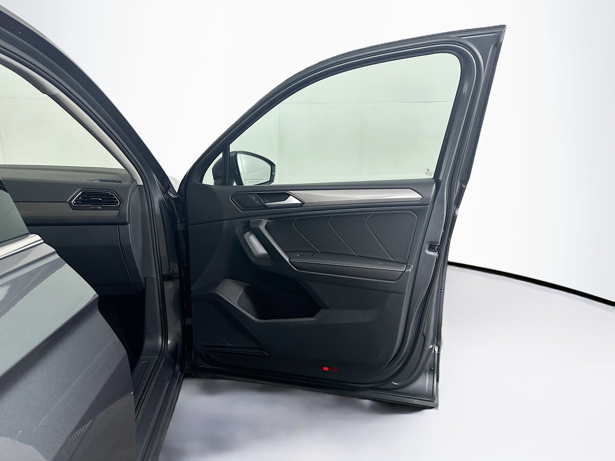 Used 2022 Volkswagen Tiguan SE image 31