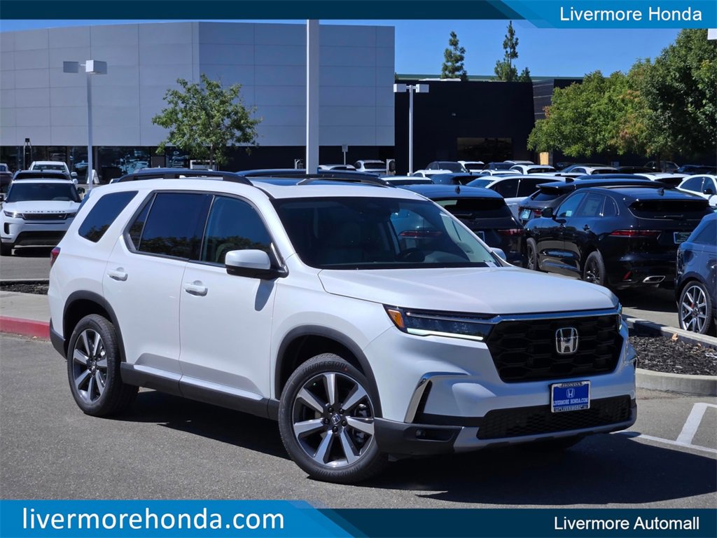 New 2025 Honda Pilot Touring image 1