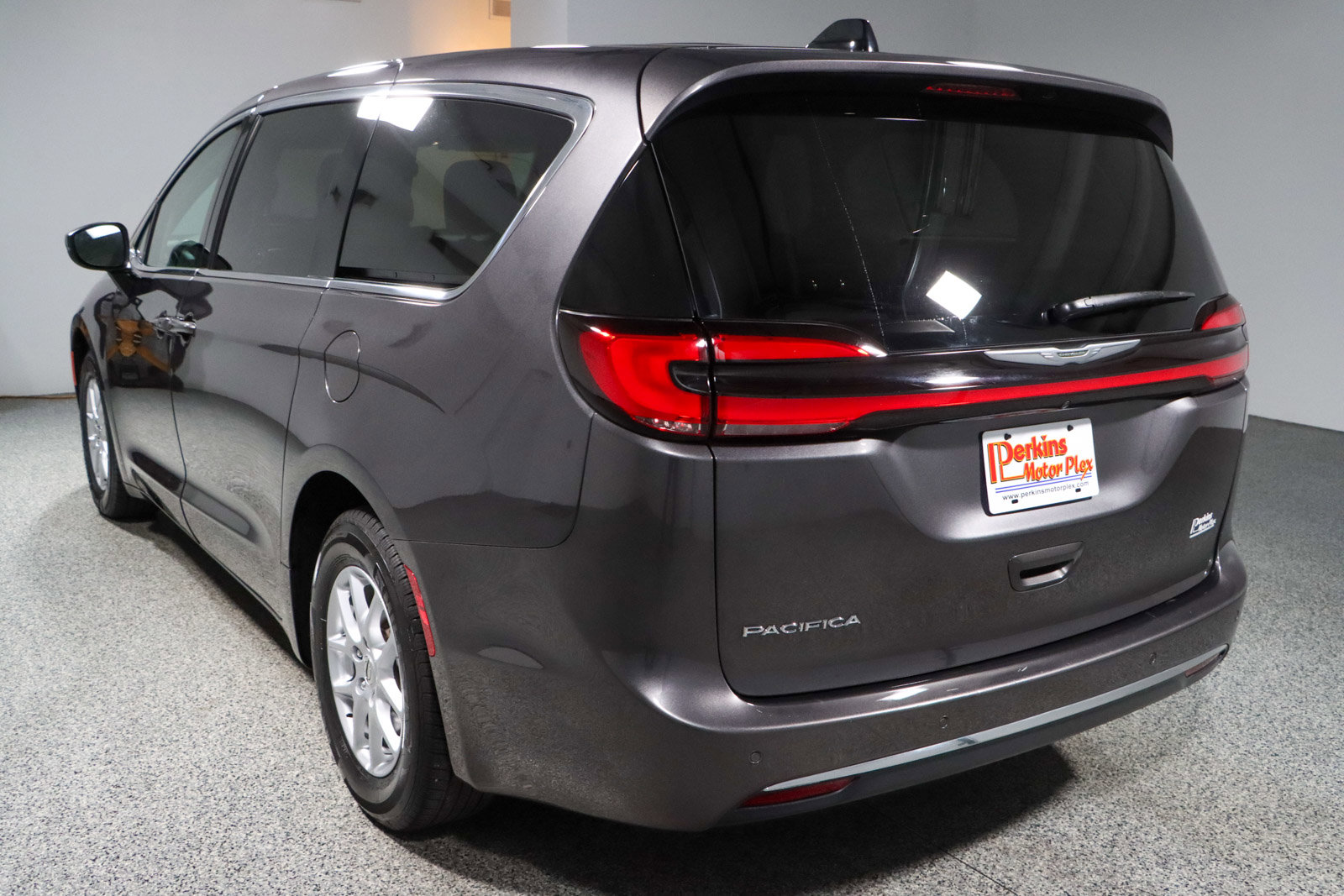 Used 2023 Chrysler Pacifica Touring-L image 9