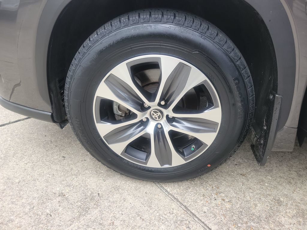 Certified 2024 Toyota Highlander XLE FWD image 37