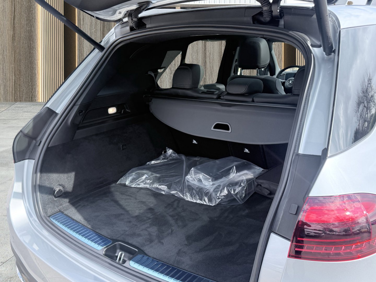 Used 2025 Mercedes-Benz GLE 450e 4MATIC w/ AMG Line Exterior image 81