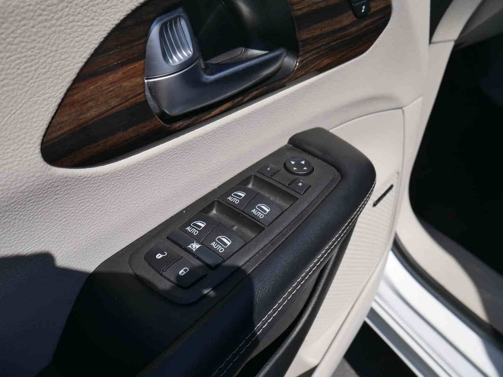 Certified 2022 Chrysler Pacifica Limited FWD image 25