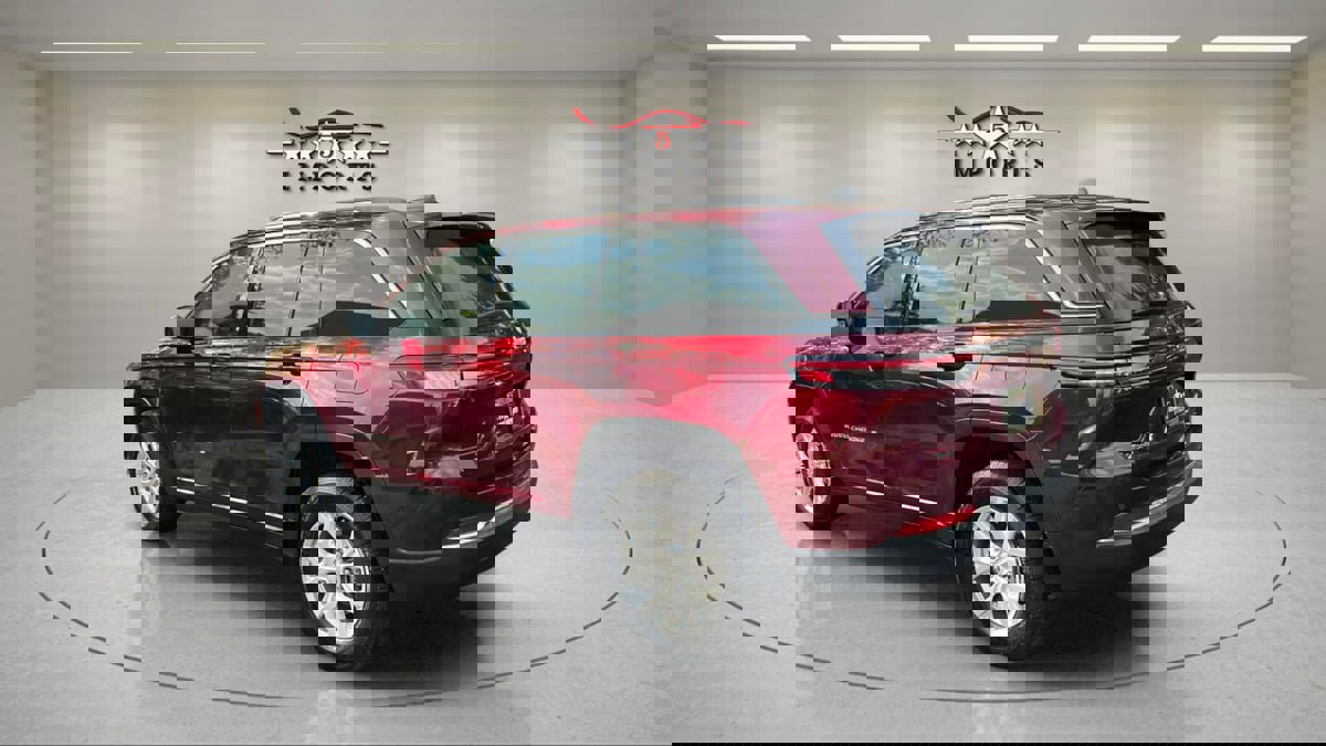 Used 2023 Jeep Grand Cherokee Limited image 3