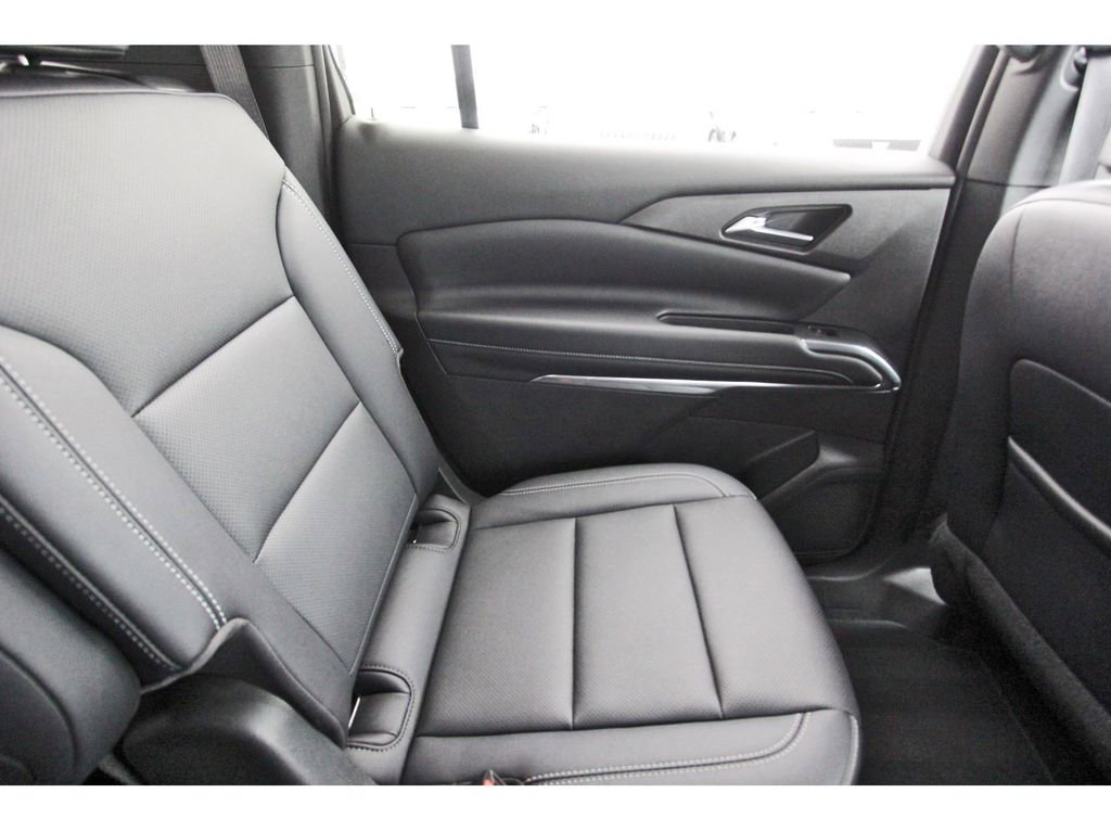Used 2025 Chevrolet Traverse LT image 11