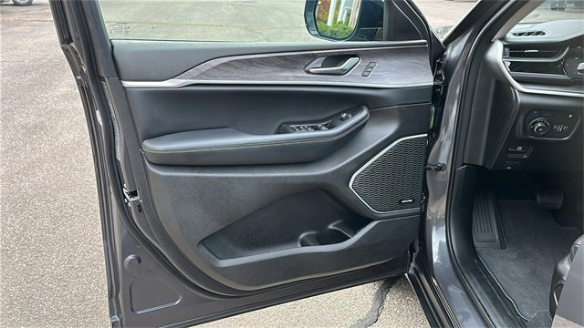 Used 2023 Jeep Grand Cherokee 4WD 4xe image 9