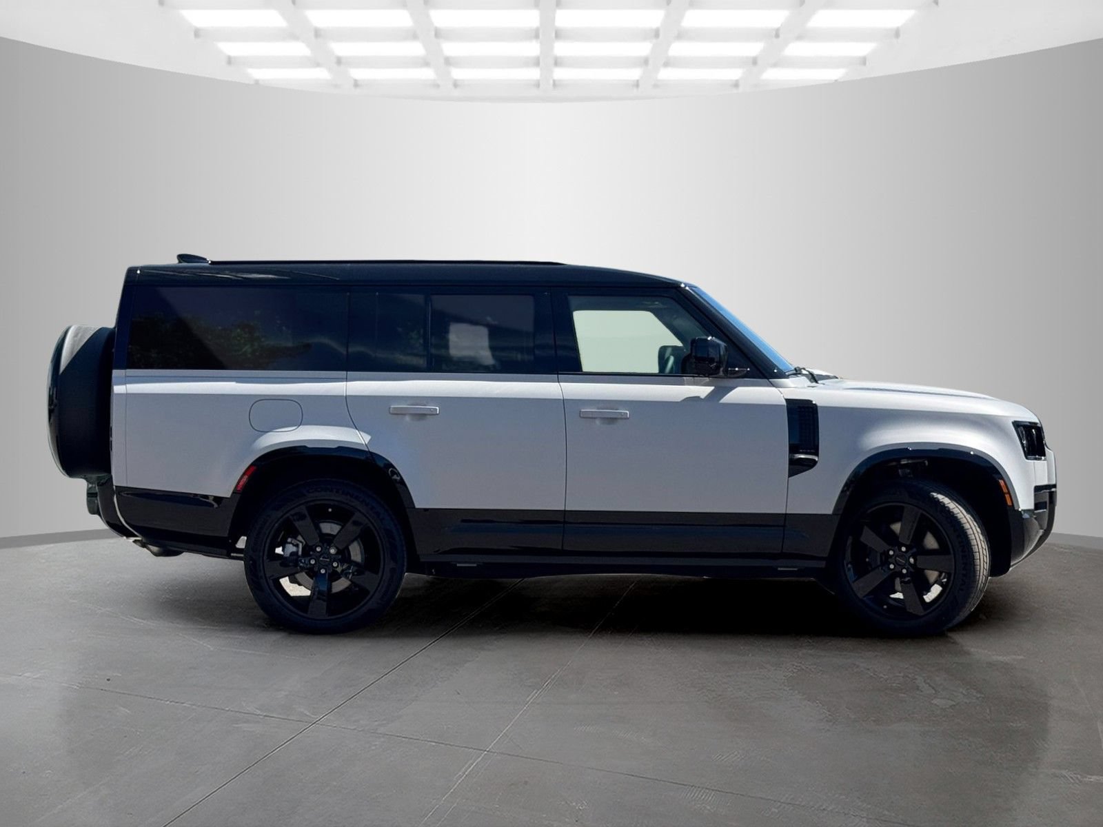New 2026 Land Rover Defender 130 X-Dynamic SE AWD/4WD image 4