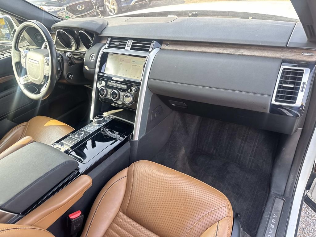 Used 2017 Land Rover Discovery HSE image 15