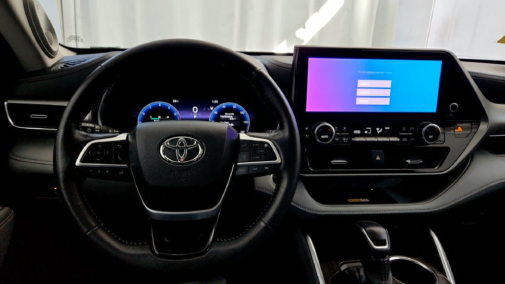 Used 2025 Toyota Highlander Platinum AWD/4WD image 29