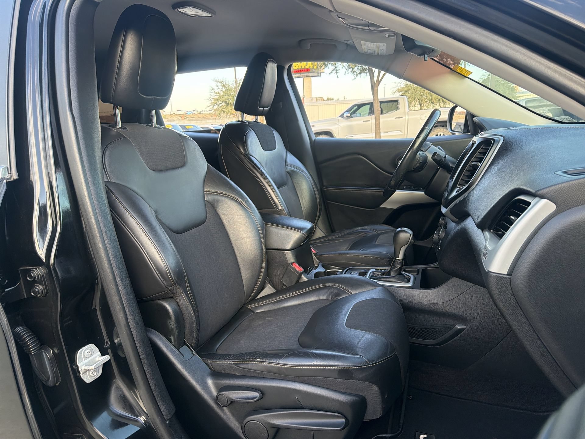 Used 2018 Jeep Cherokee Latitude Plus FWD image 23