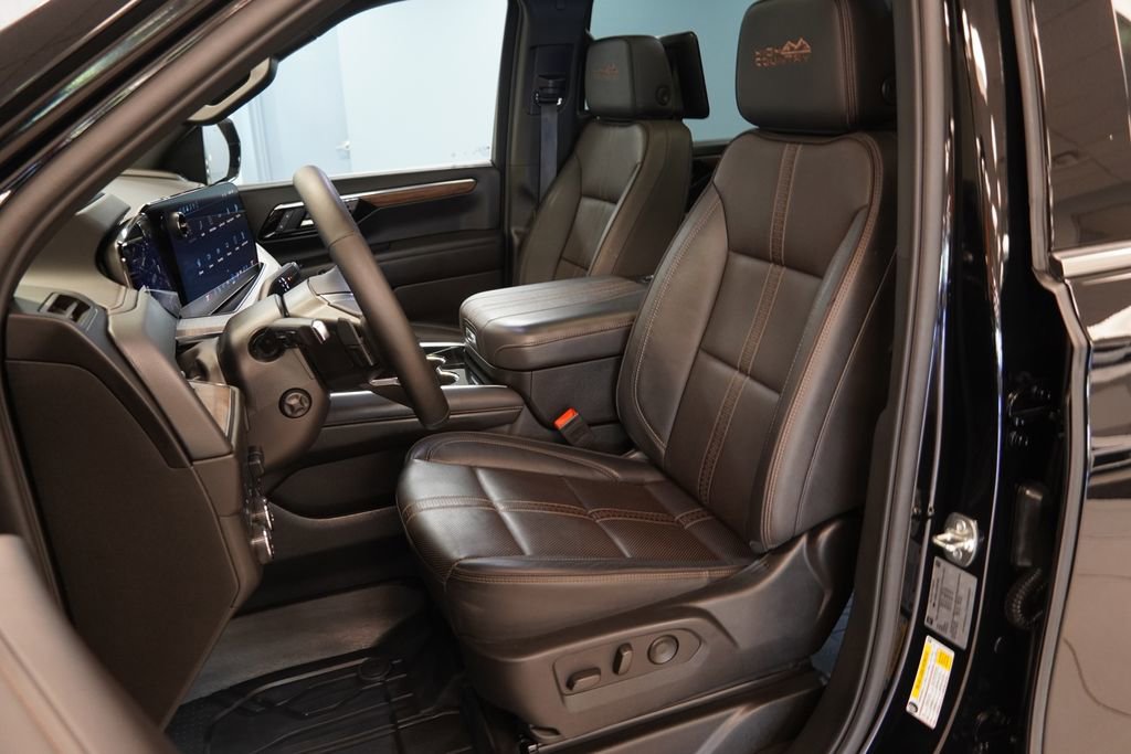 Used 2025 Chevrolet Suburban High Country AWD/4WD image 3
