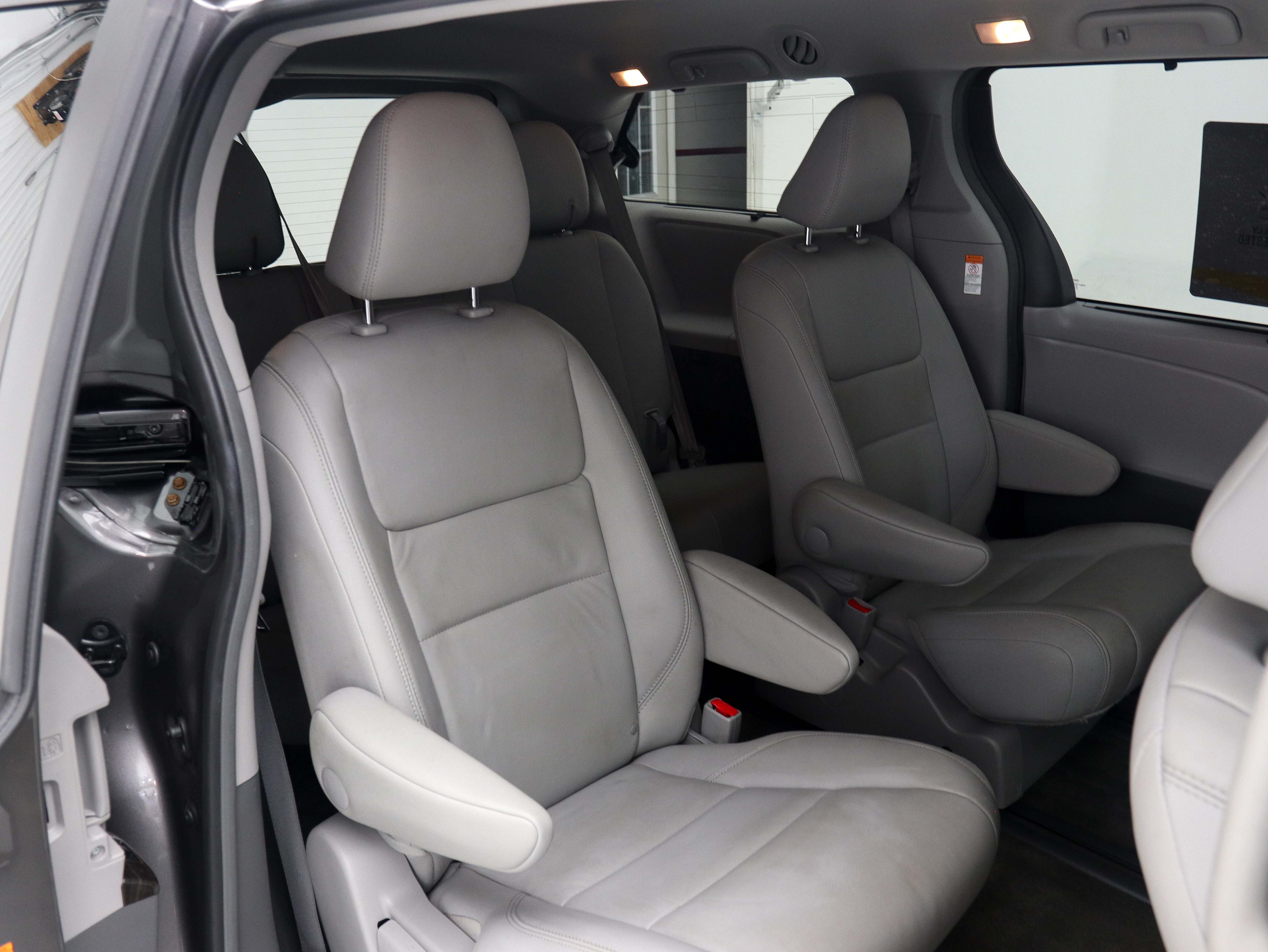 Used 2017 Toyota Sienna XLE AWD/4WD image 16