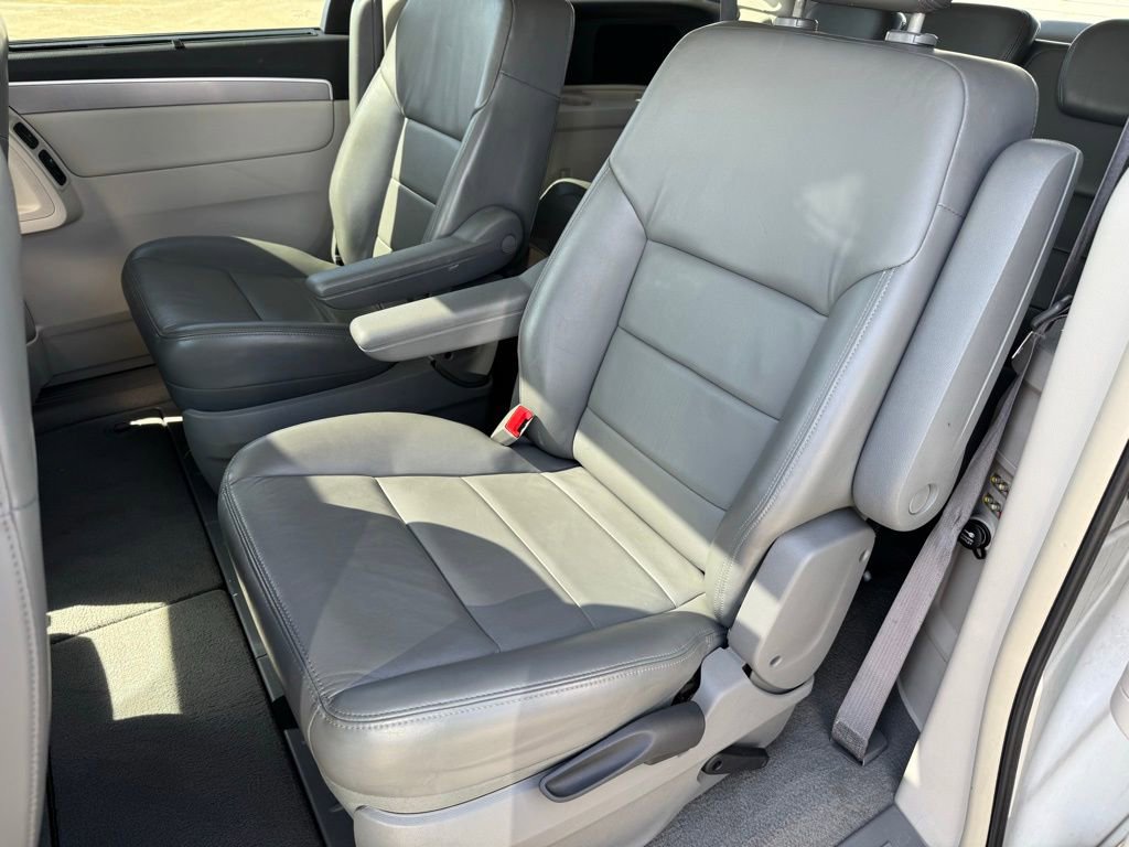 Used 2010 Volkswagen Routan SEL FWD image 5