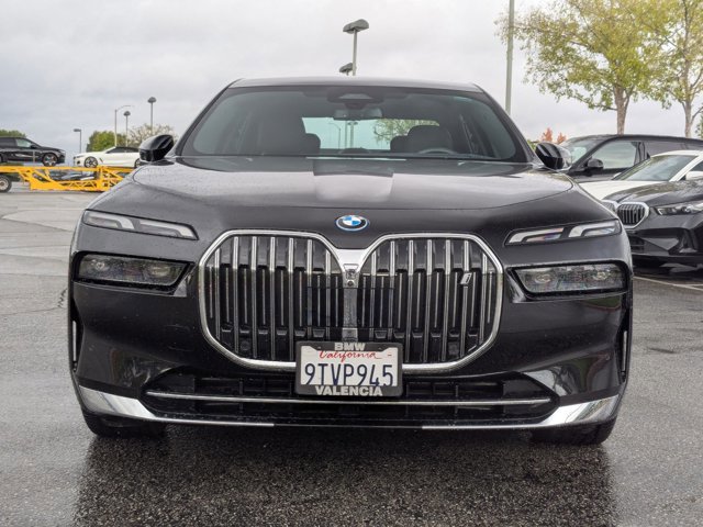 Used 2025 BMW i7 eDrive50 w/ Premium Package image 2