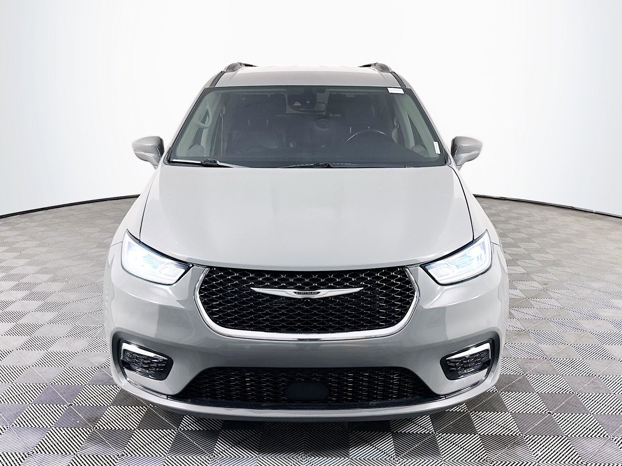 Used 2021 Chrysler Pacifica Touring-L image 2