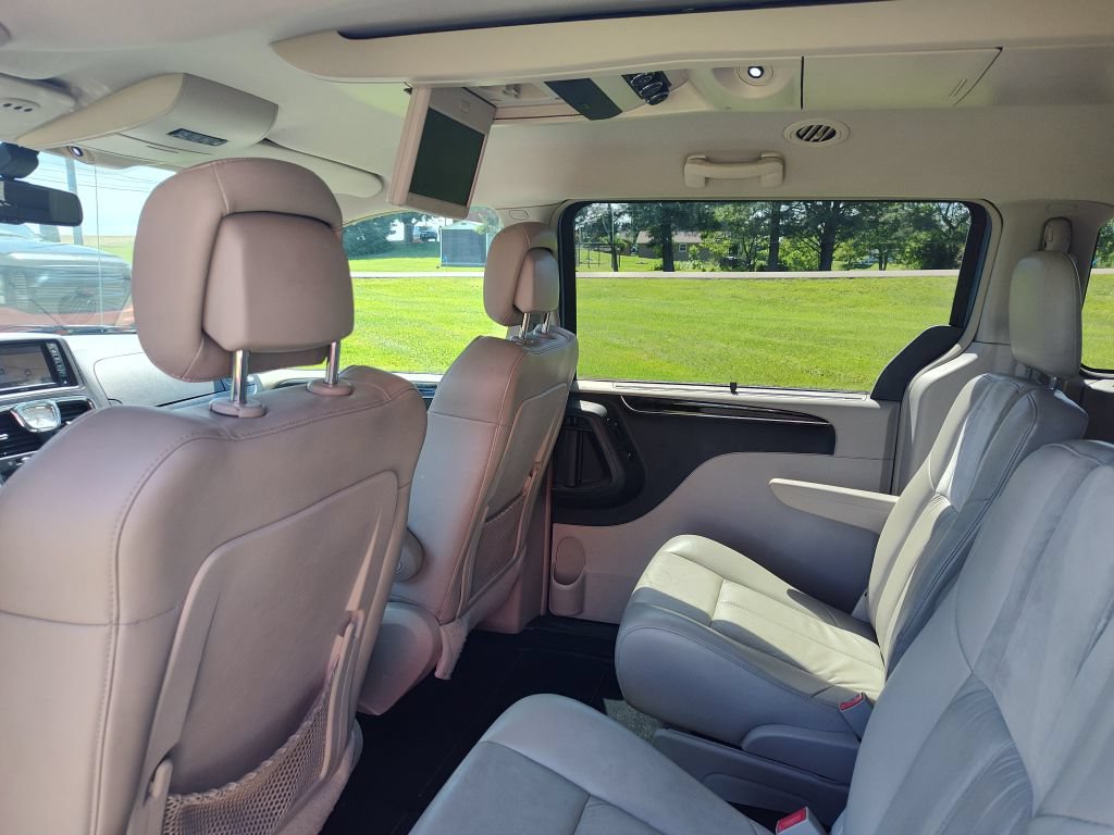 Used 2011 Chrysler Town & Country Limited FWD image 7