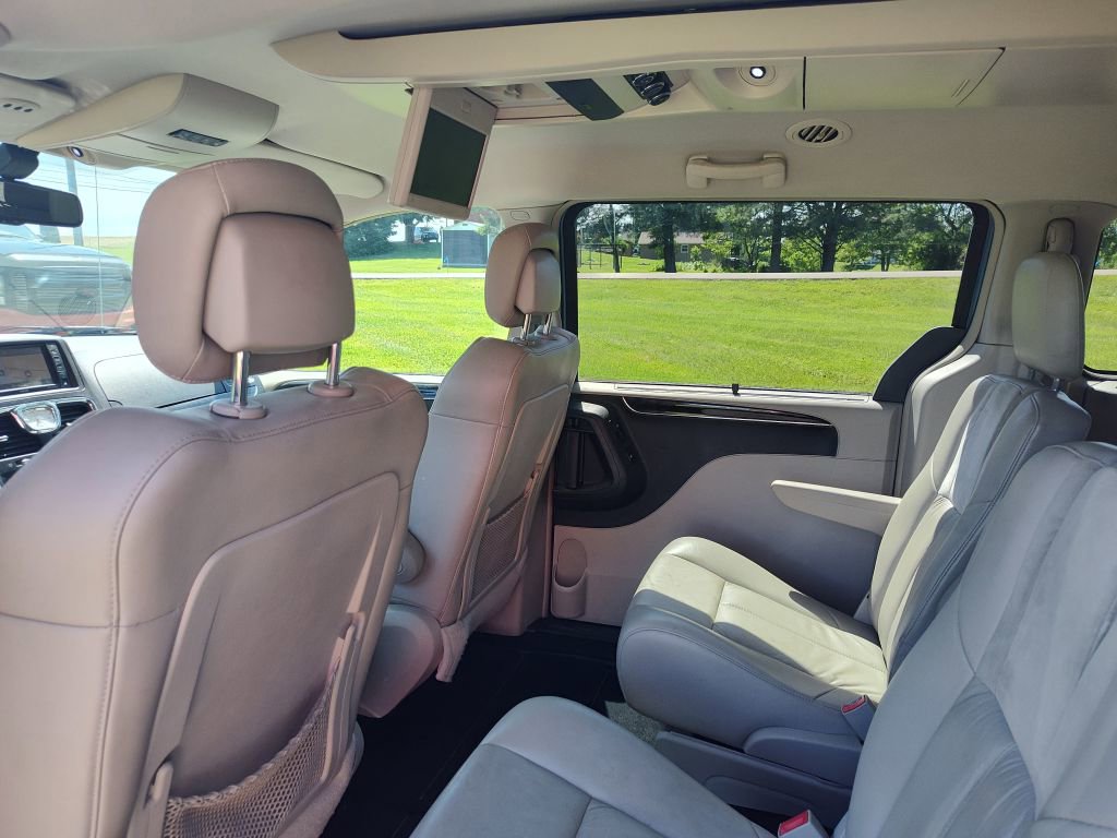 Used 2011 Chrysler Town & Country Limited FWD image 7