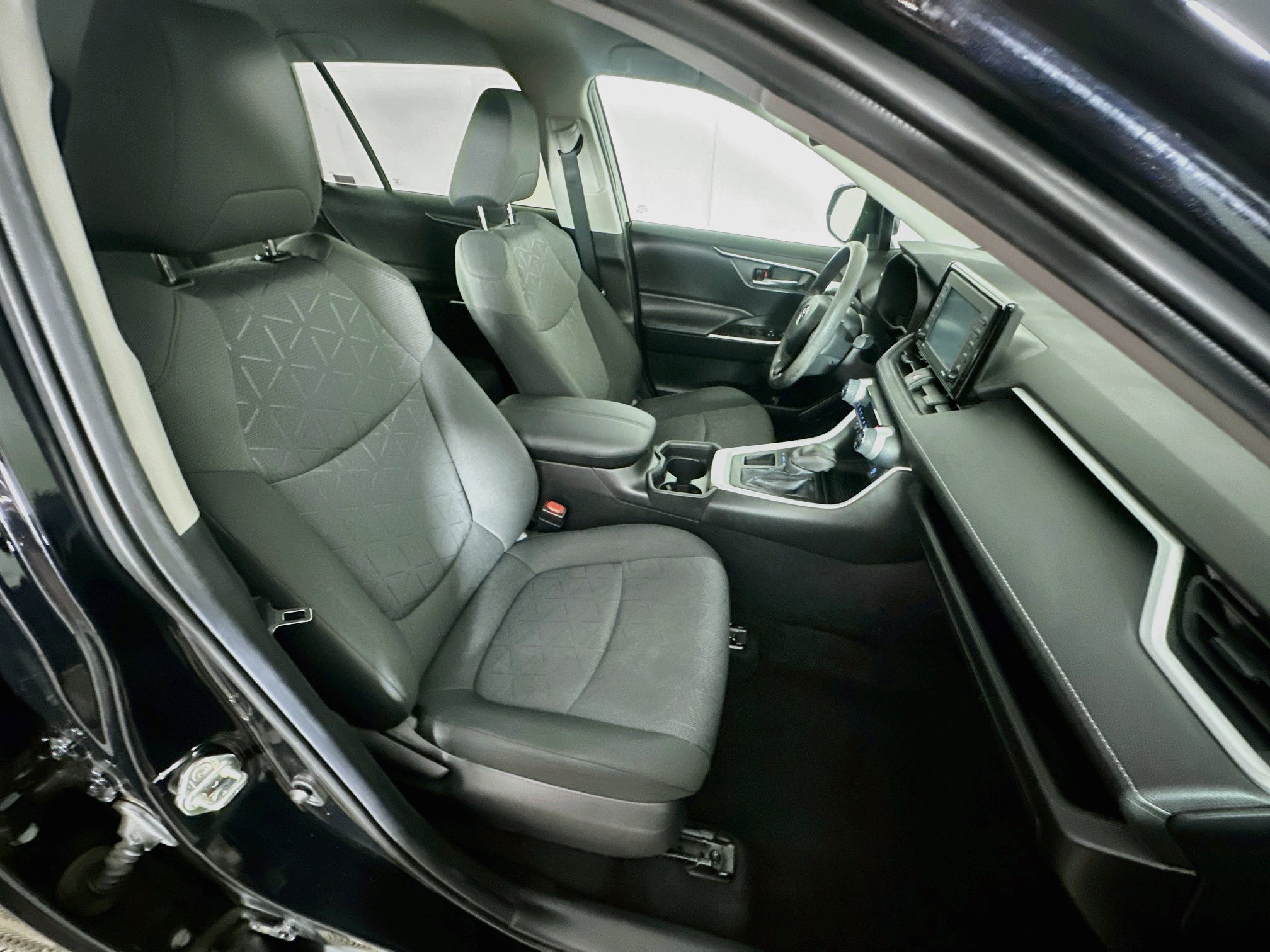 Used 2020 Toyota RAV4 XLE FWD image 30