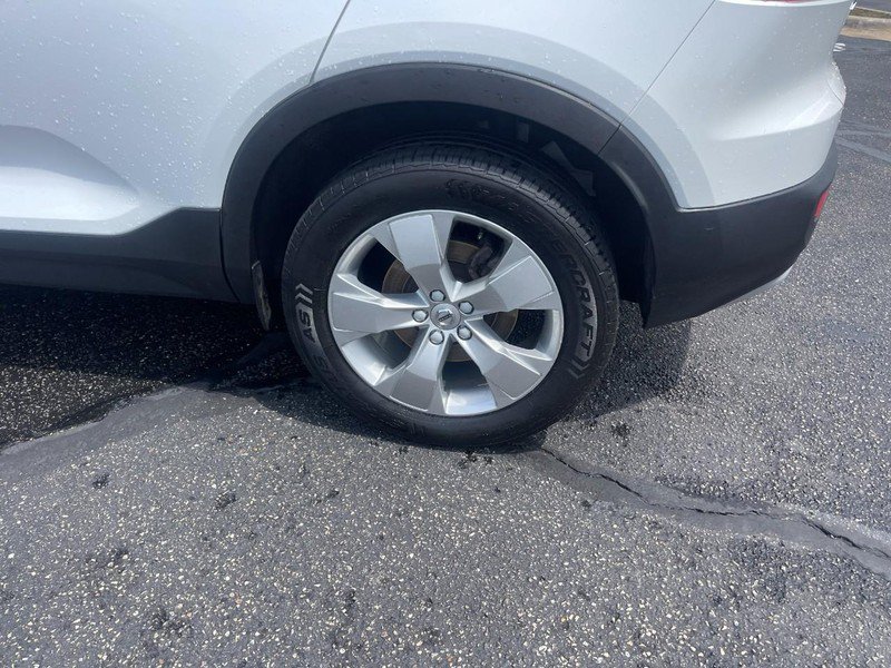 Used 2023 Volvo XC40 B5 Plus AWD/4WD image 6