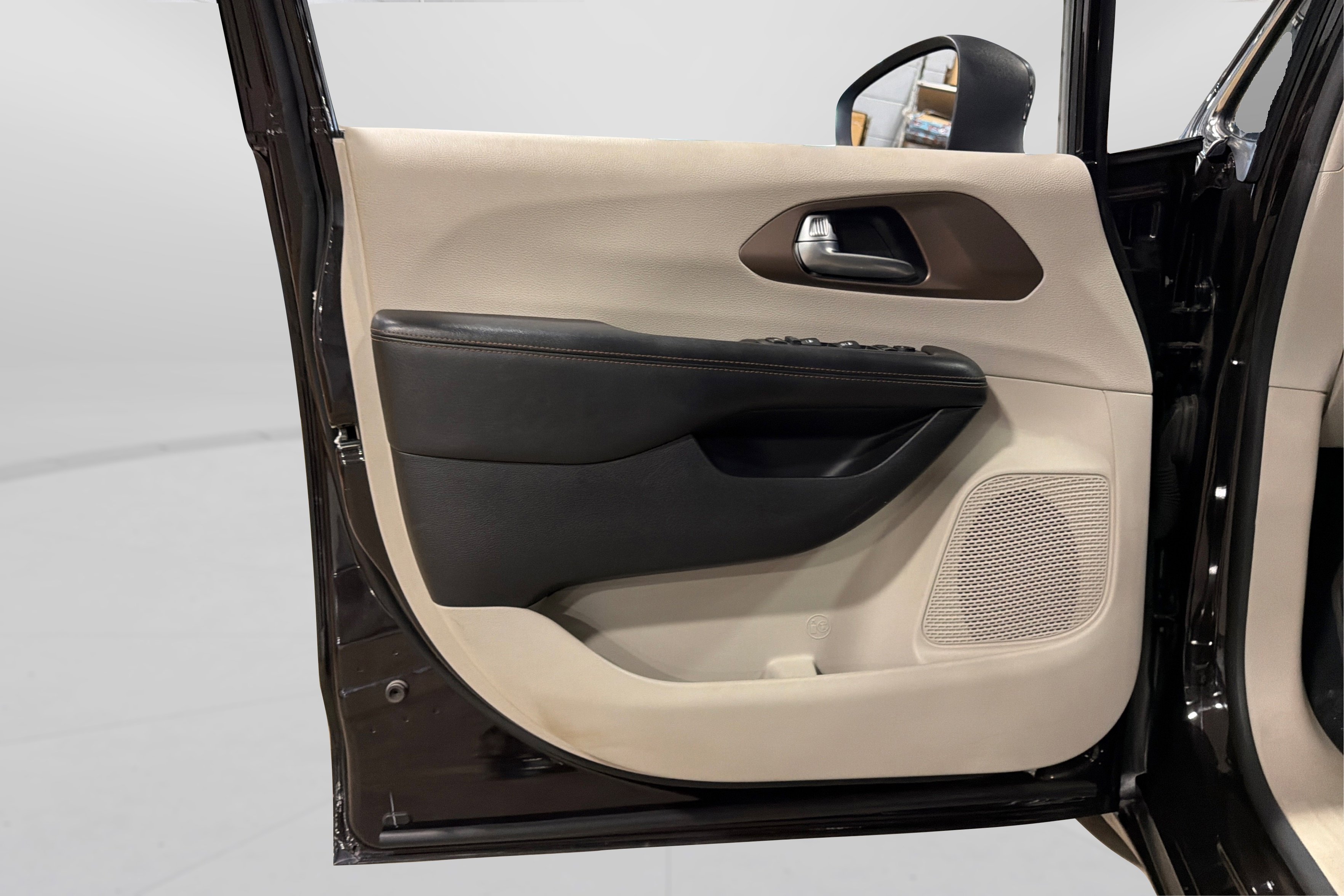 Used 2017 Chrysler Pacifica LX w/ Tire & Wheel Group FWD image 15