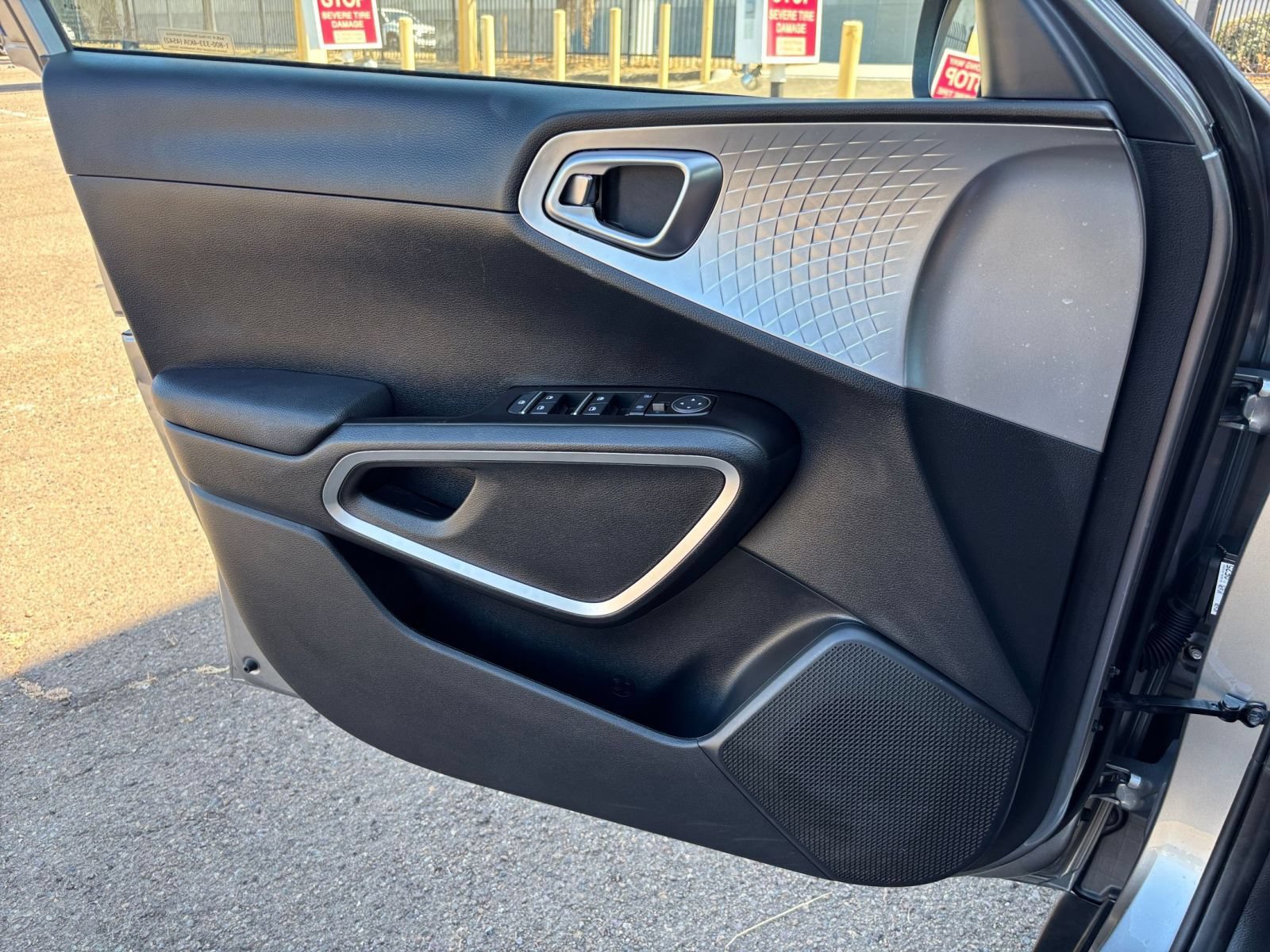 Used 2025 Kia Soul LX w/ LX Technology Package FWD image 18