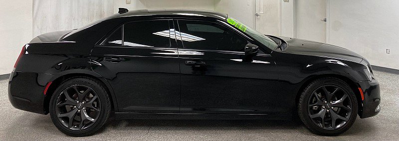 Used 2022 Chrysler 300 Touring w/ Sport Appearance Package image 4