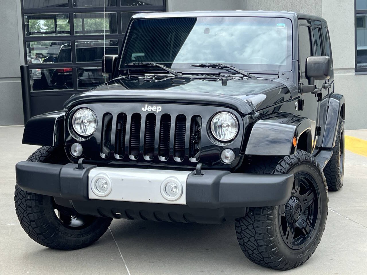Used 2015 Jeep Wrangler Unlimited Sahara w/ Connectivity Group AWD/4WD image 3