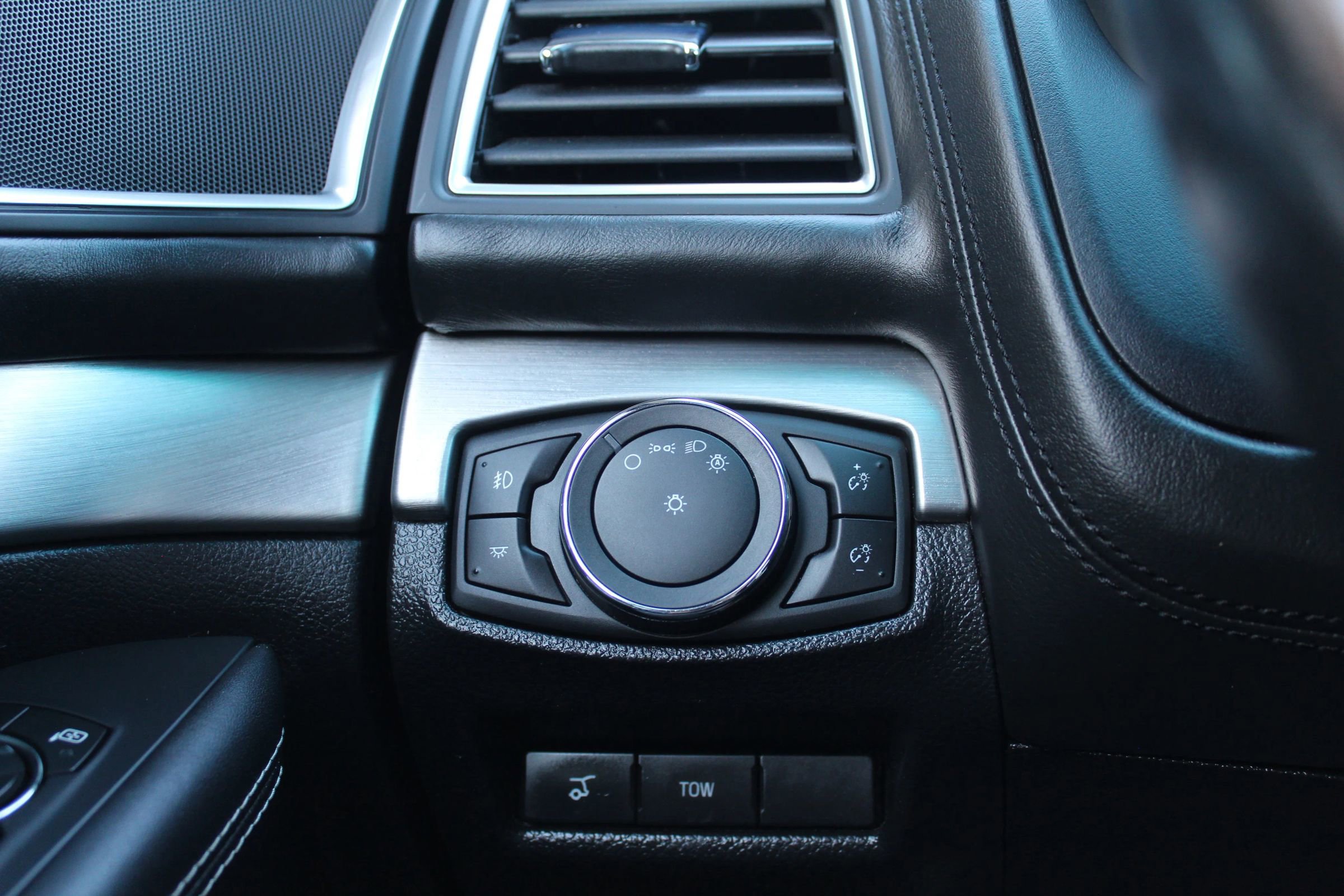 Used 2016 Ford Explorer Platinum image 30