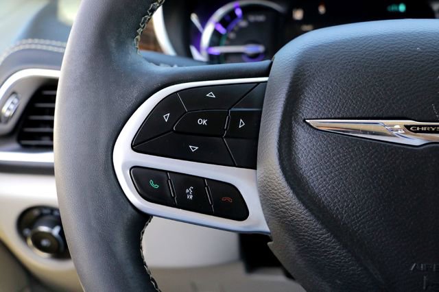 Used 2022 Chrysler Pacifica Limited w/ Uconnect Theater Family Group image 14