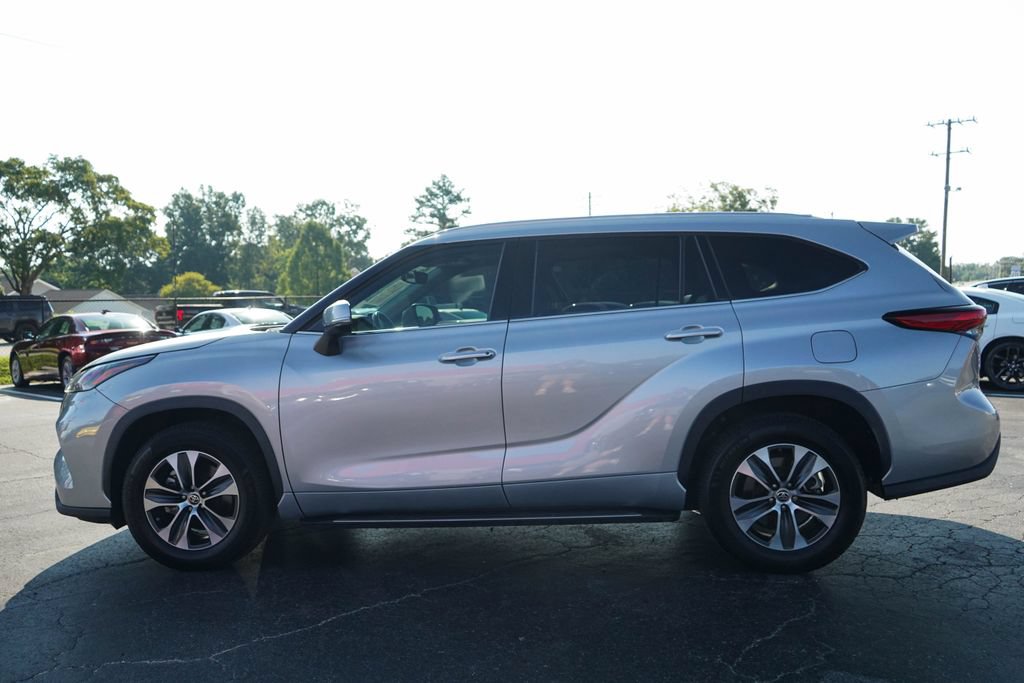 Used 2022 Toyota Highlander XLE FWD image 25