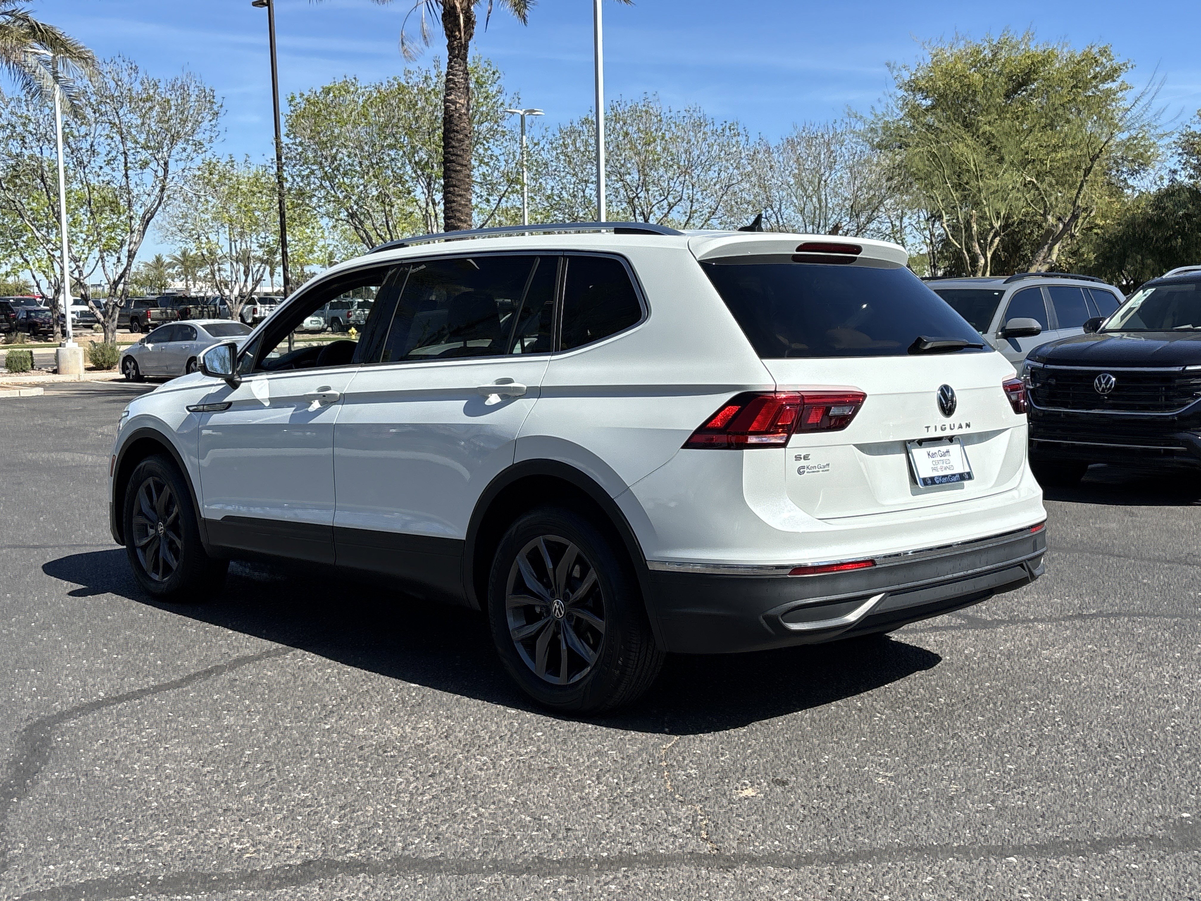 Used 2023 Volkswagen Tiguan SE w/ Panoramic Sunroof Package image 3