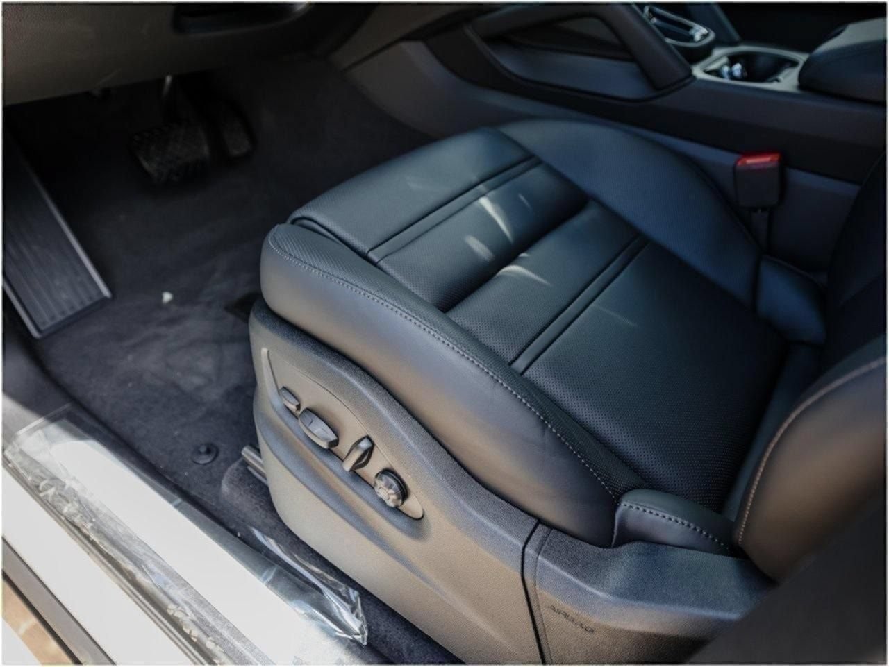 Certified 2025 Porsche Cayenne Coupe AWD/4WD image 14