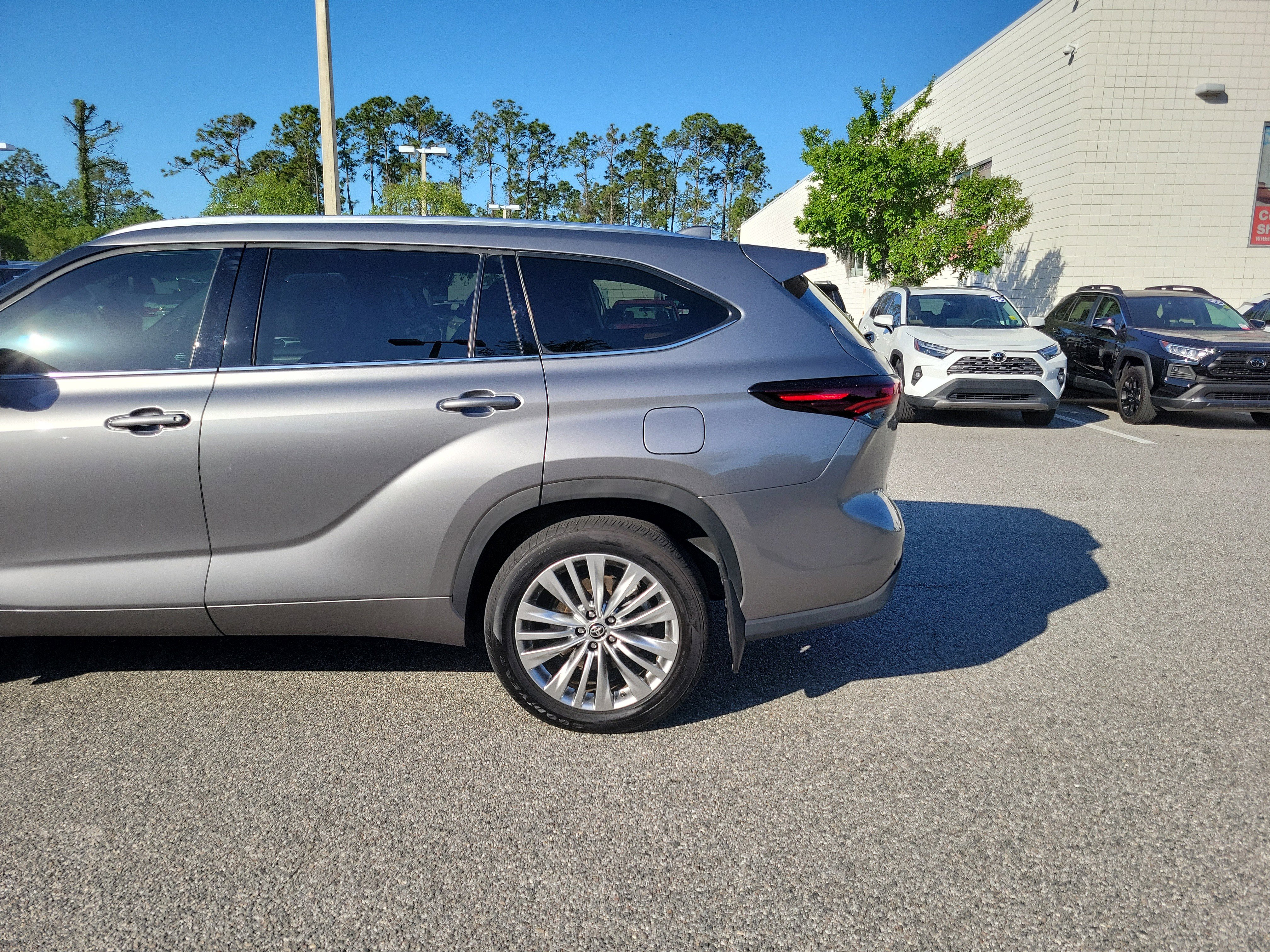 Certified 2025 Toyota Highlander Platinum image 4