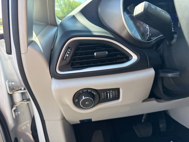 Used 2024 Chrysler Pacifica Touring-L FWD image 15