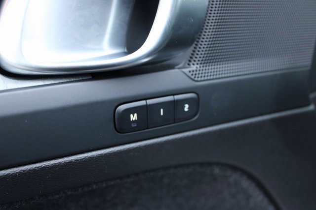 Used 2025 Volvo XC40 B5 Plus image 12