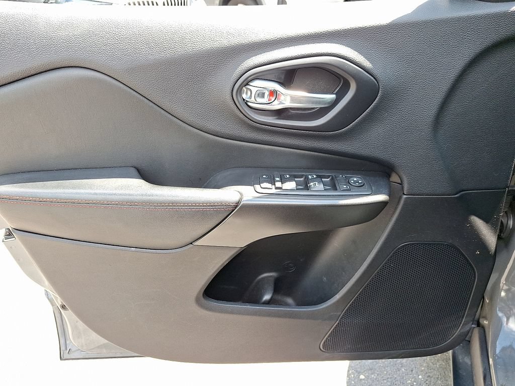 Used 2019 Jeep Cherokee Trailhawk w/ Comfort/Convenience Group AWD/4WD image 10