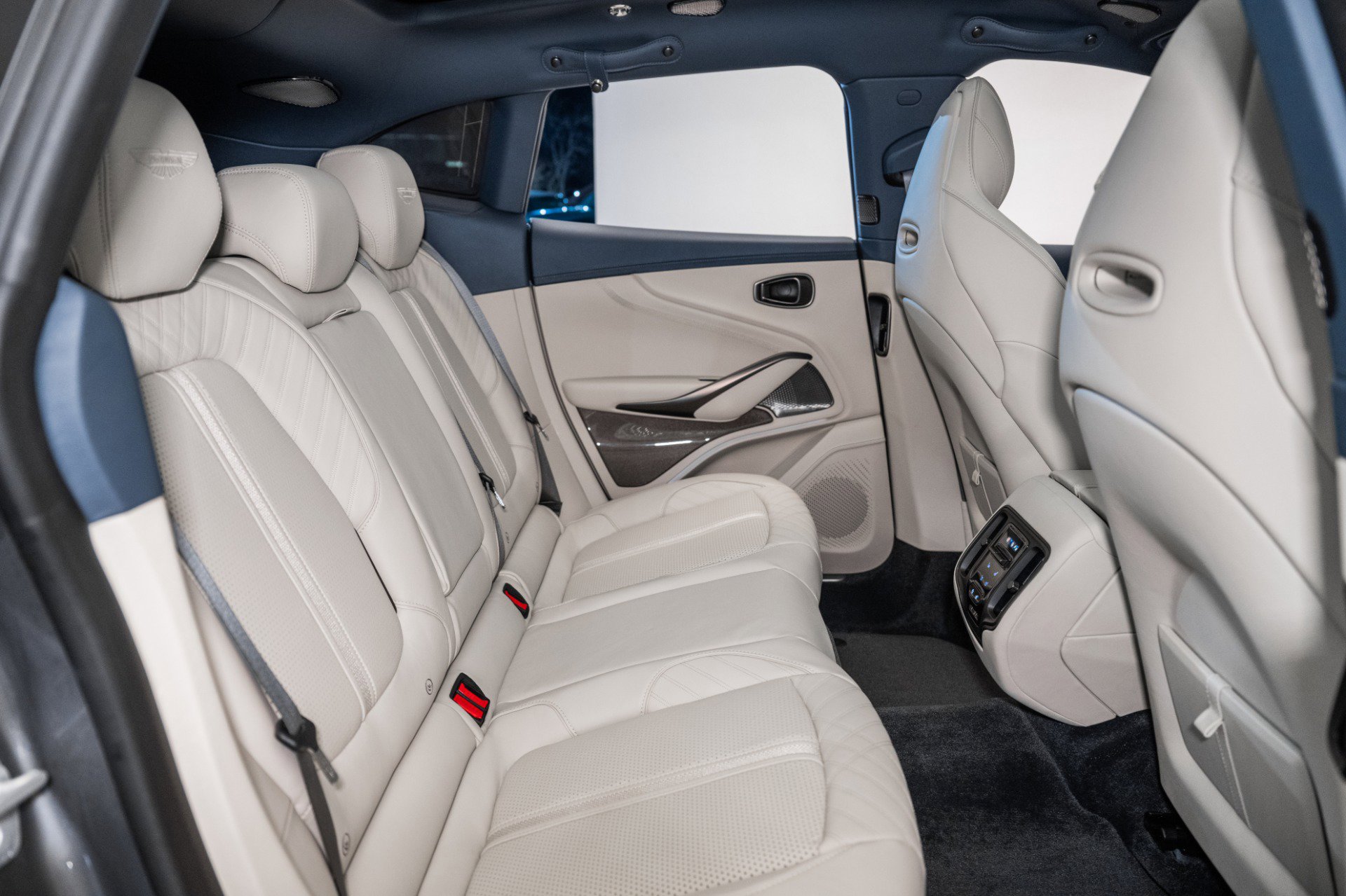 Used 2025 Aston Martin DBX 707 image 17