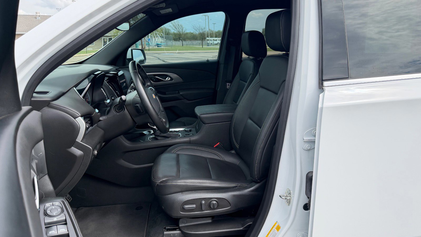 Used 2023 Chevrolet Traverse LT FWD image 19