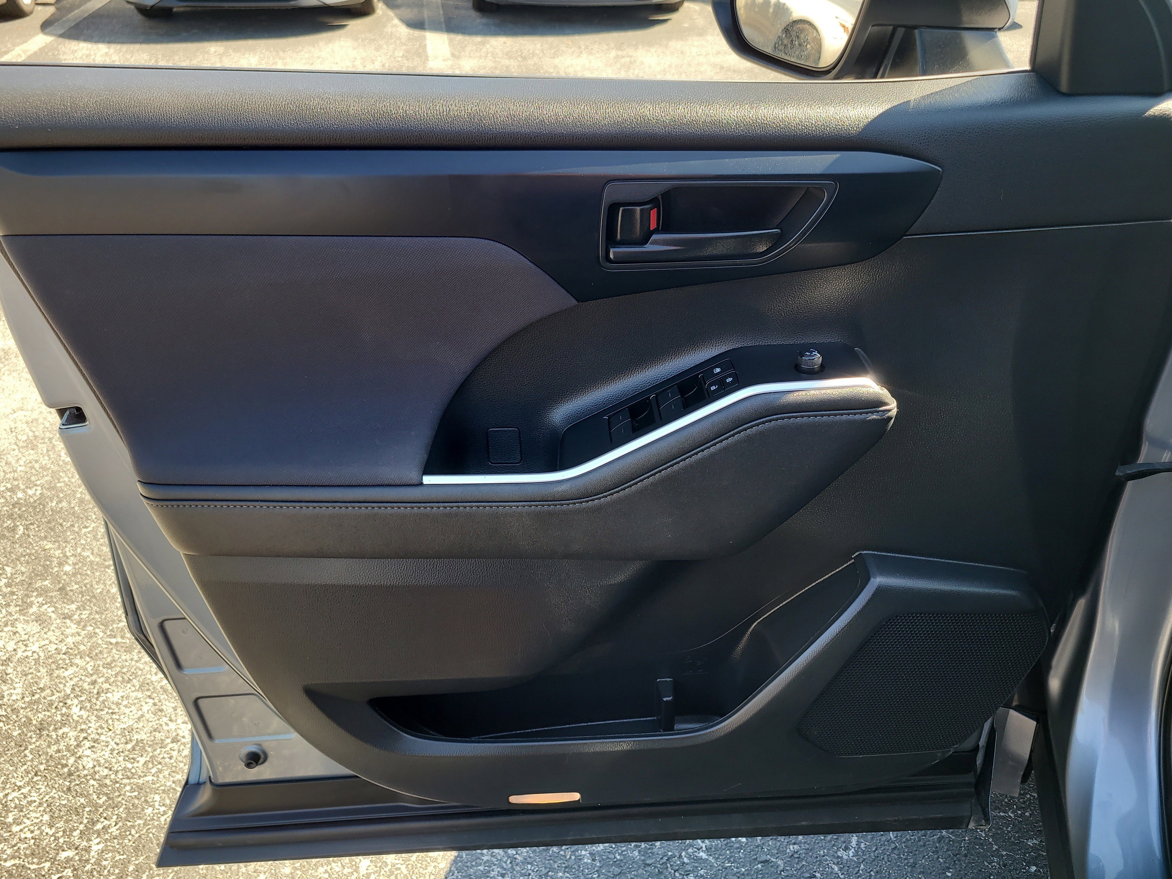 Used 2023 Toyota Highlander LE image 19