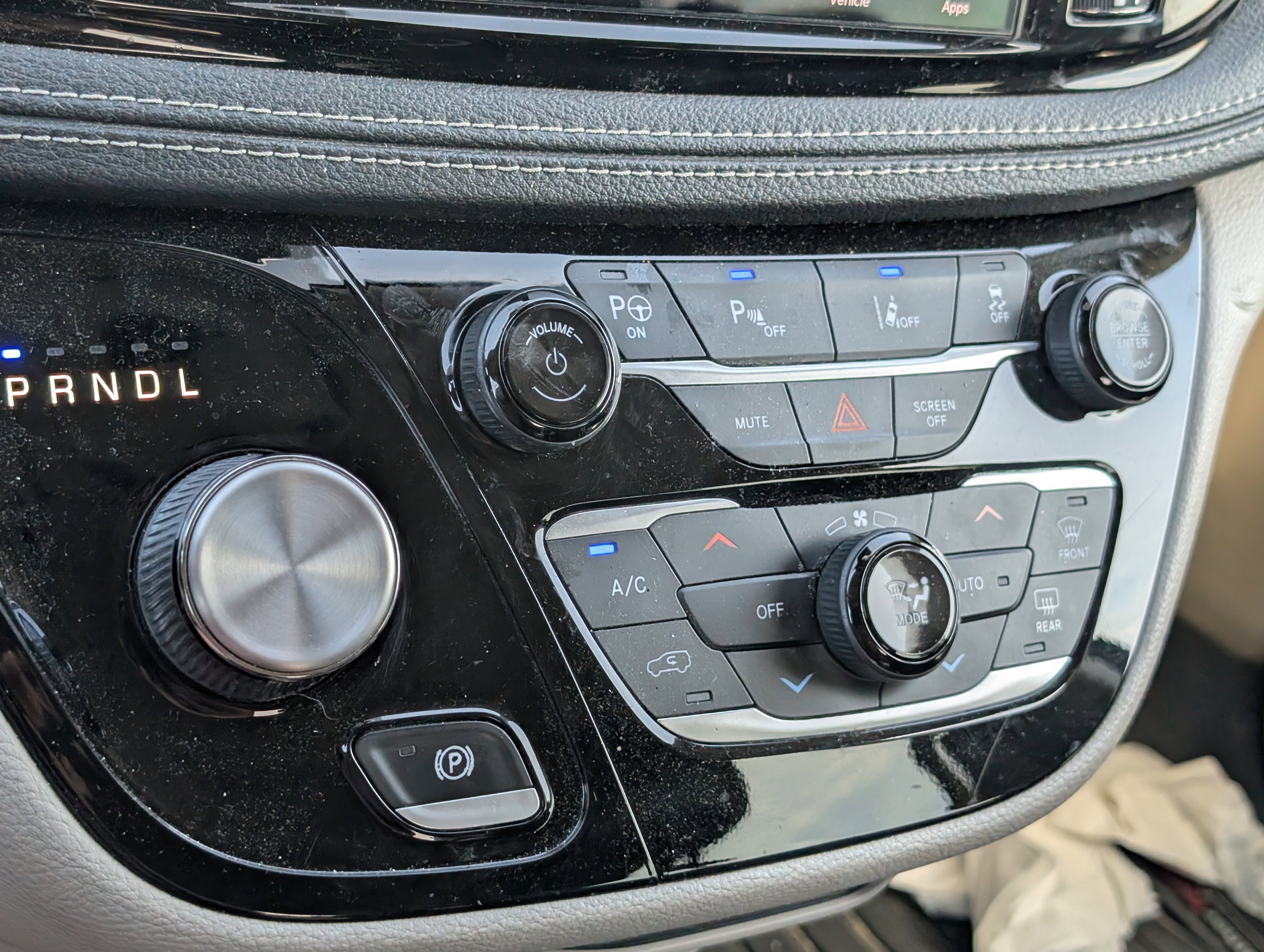 Used 2022 Chrysler Pacifica Touring-L w/ Uconnect Theater Family Group FWD image 13