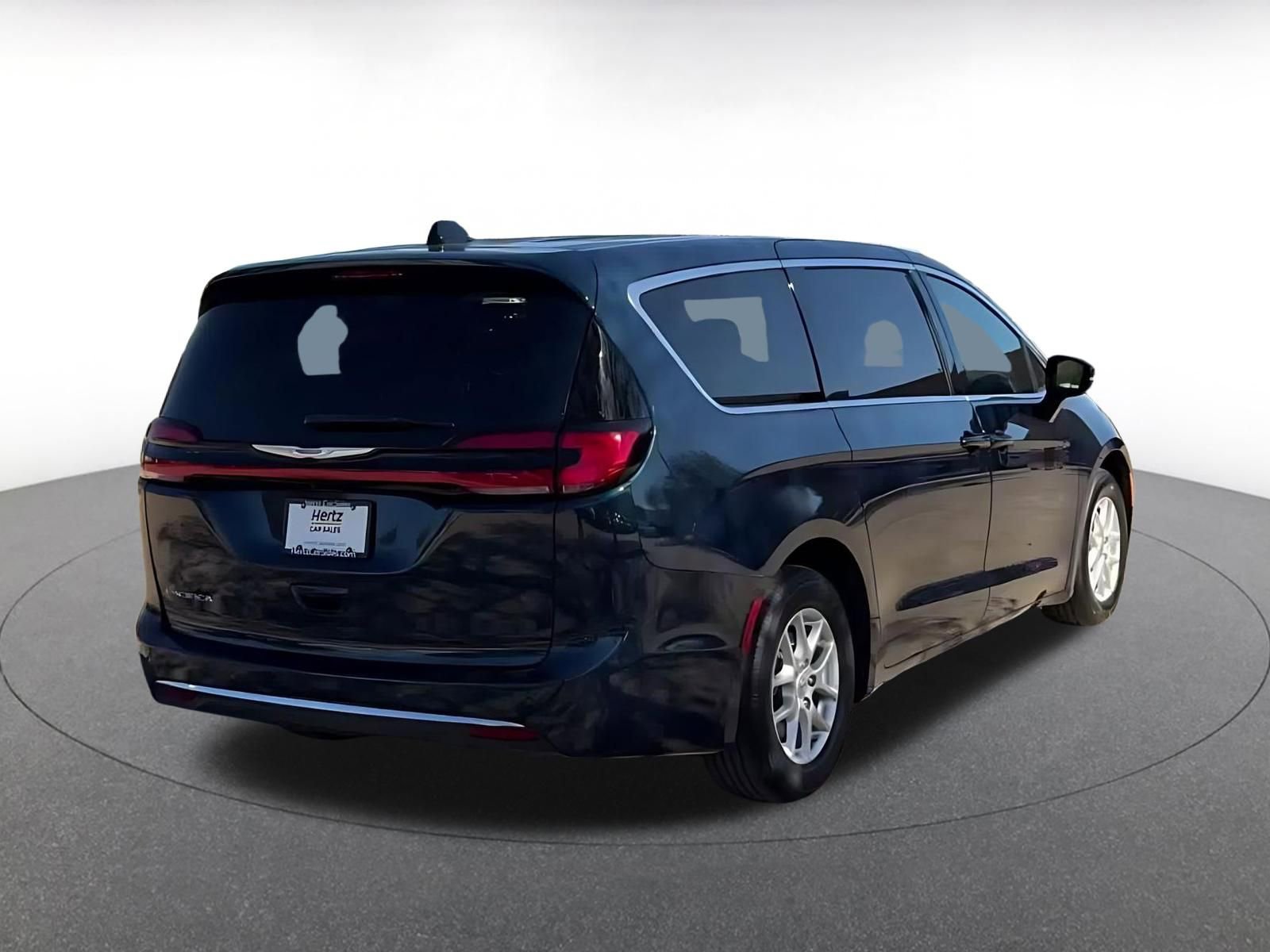 Used 2025 Chrysler Pacifica Select image 15