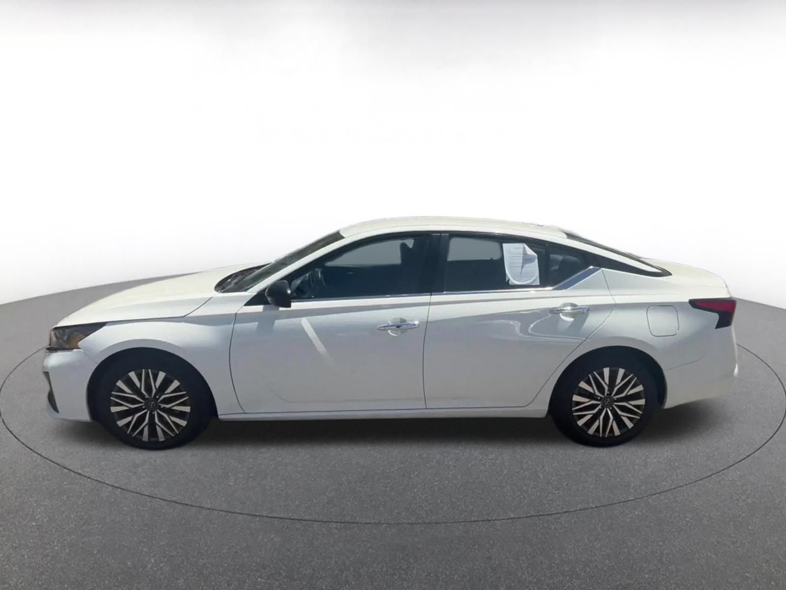 Used 2025 Nissan Altima 2.5 SV FWD image 9